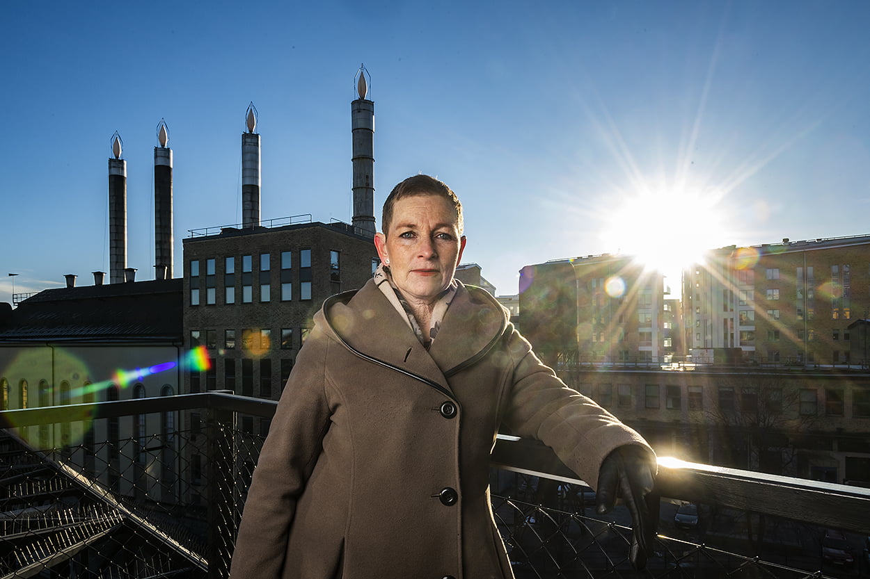 Porträtt på av person i motljus taget av Fredrik Schlyter fotograf